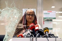 Thủ tướng Bangladesh từ chức, lên trực thăng quân sự rời đất nước