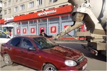 Trả đũa vợ bằng cách đổ đầy xi măng vào xe hơi