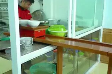 Độc lạ phở băng chuyền: Gọi món bằng ipad, phở tự động chạy ra