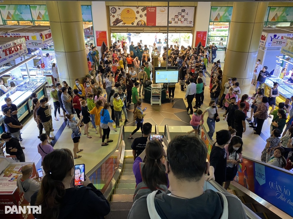 Tiểu thương chợ thời trang lớn nhất TPHCM đồng loạt đóng sạp - 2 Tiểu thương chợ thời trang lớn nhất TPHCM đồng loạt đóng sạp - 2