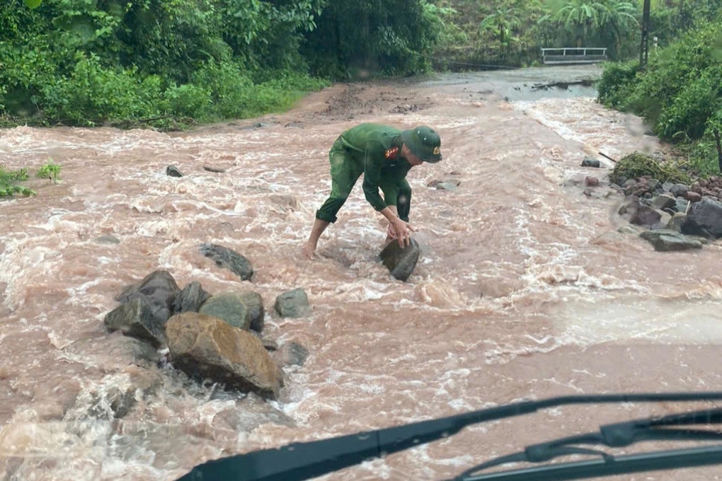 Công an vượt mưa bão đưa 2 sản phụ đi sinh con - 1 Công an vượt mưa bão đưa 2 sản phụ đi sinh con - 1