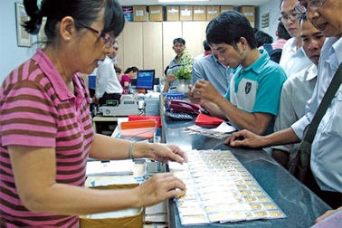Vàng giảm giá, vác bao tải tiền đi mua