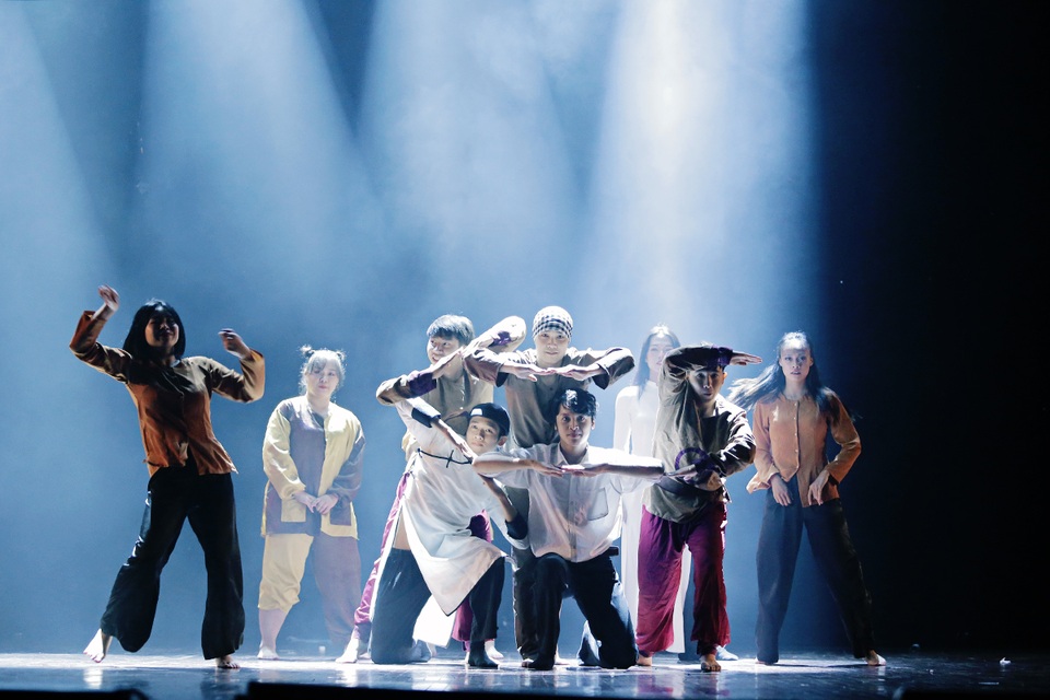 Cháu ngoại nhà thơ Nguyễn Đình Thi nhảy hiphop trên nền nhạc Người Hà Nội - 2 Cháu ngoại nhà thơ Nguyễn Đình Thi nhảy hiphop trên nền nhạc Người Hà Nội - 2