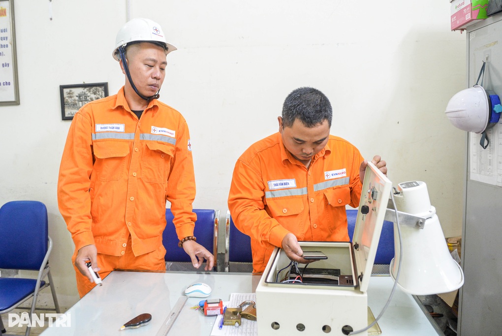 Hà Nội: Nhân viên điện lực phát loa kêu gọi người dân tiết kiệm điện - 1 Hà Nội: Nhân viên điện lực phát loa kêu gọi người dân tiết kiệm điện - 1