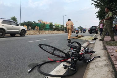 Xe Mazda tông chết người đi xe đạp thể thao rồi bỏ chạy