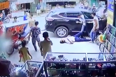 Kinh hoàng ô tô “điên” húc văng nhóm người đi bộ
