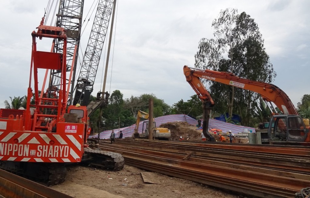 Vụ cháu bé lọt trụ bê tông: Liên tục bổ sung thiết bị cứu hộ - 2 Vụ cháu bé lọt trụ bê tông: Liên tục bổ sung thiết bị cứu hộ - 2