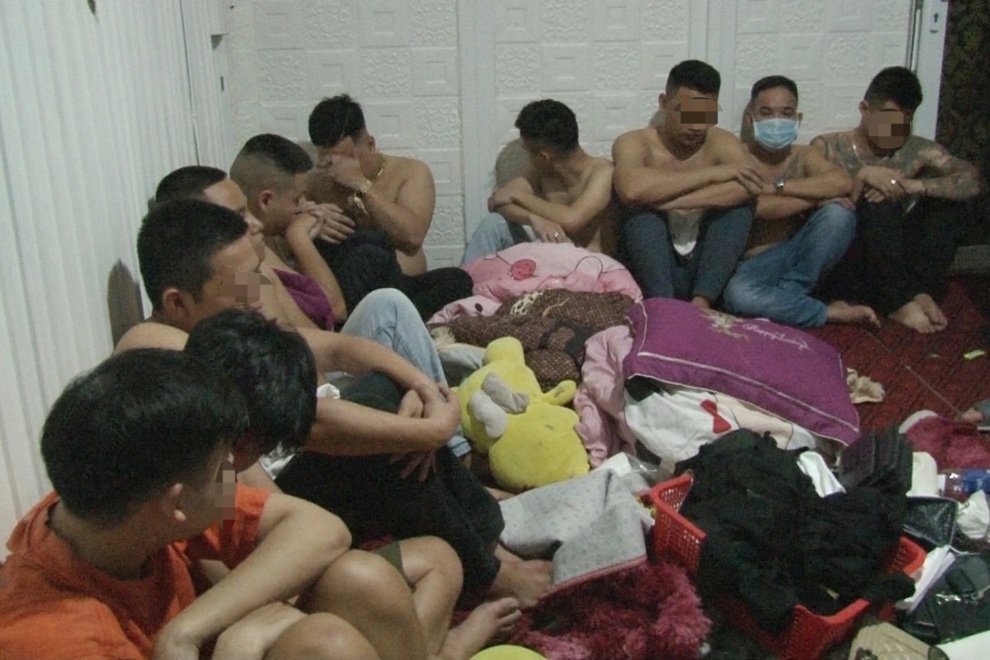 29 nam, nữ vào nhà hàng thuê phòng bay lắc - 2 29 nam, nữ vào nhà hàng thuê phòng bay lắc - 2