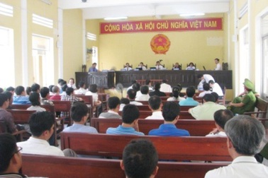 4 cán bộ thi hành án chia nhau 18 năm tù