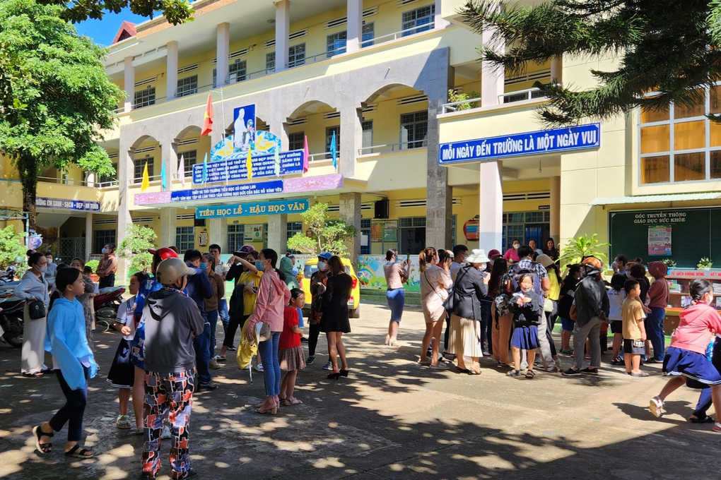 Giáo viên âm nhạc tự ý sửa kết quả học tập của 75 học sinh mà không báo cáo - 2 Giáo viên âm nhạc tự ý sửa kết quả học tập của 75 học sinh mà không báo cáo - 2
