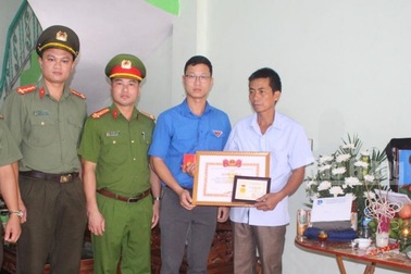 Tặng huy hiệu Tuổi trẻ dũng cảm với cảnh sát hy sinh khi chặn xe vi phạm