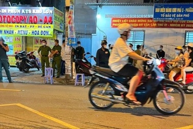 Nam dân quân bị đâm chết trước cổng trường học ở TPHCM