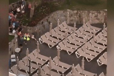 Choáng với cảnh du khách Anh ùa vào "xí chỗ" gần bể bơi