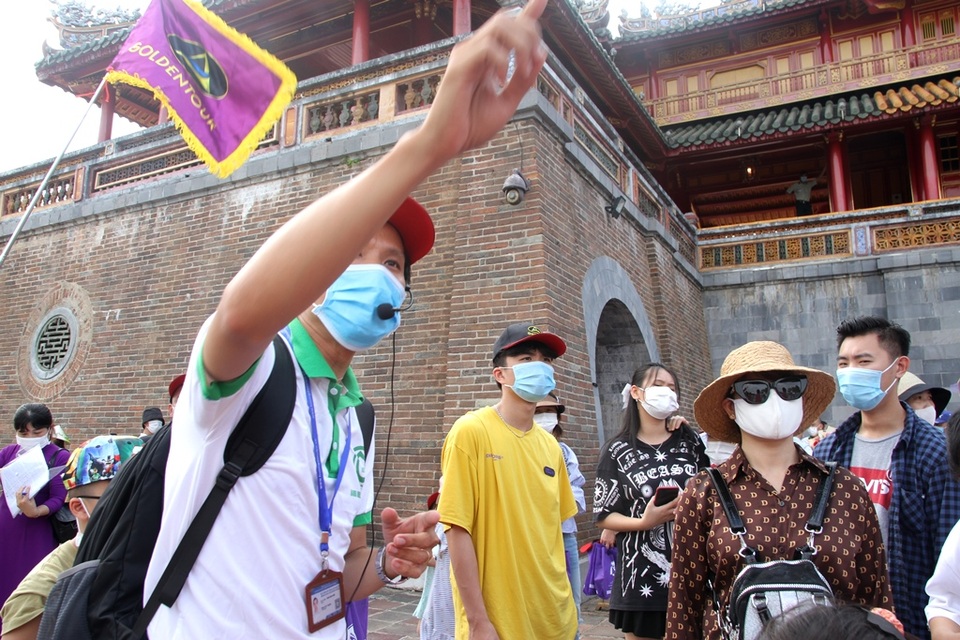 Du khách bịt khẩu trang kín mít tham quan cố đô Huế - 6 Du khách bịt khẩu trang kín mít tham quan cố đô Huế - 6