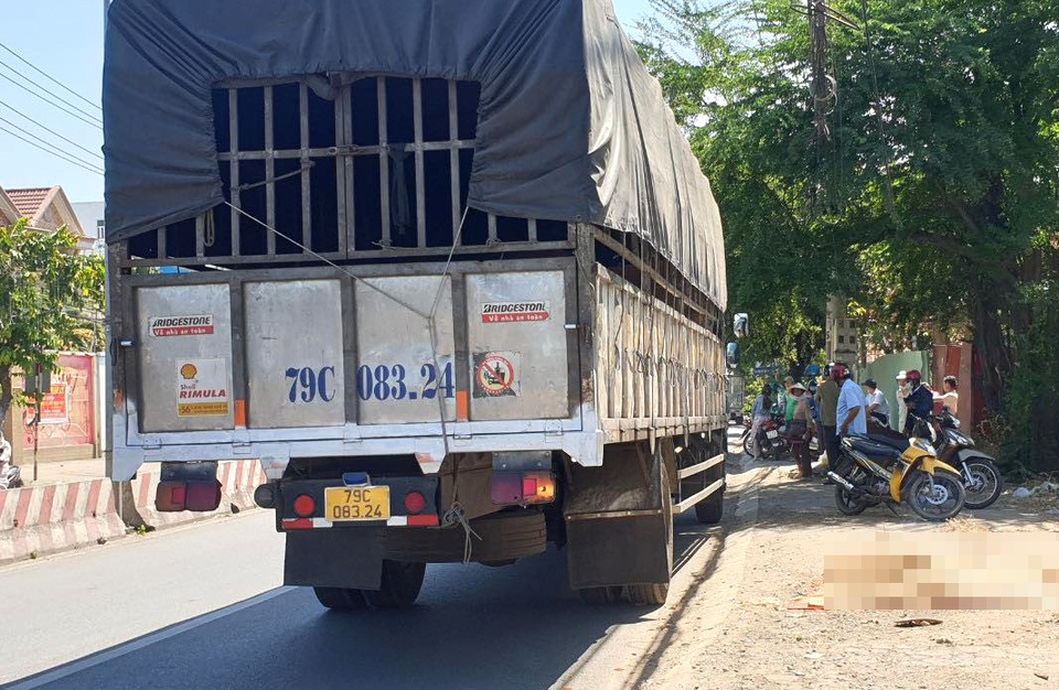 Lao vào xe tải dừng bên đường, một thanh niên chết thảm - 1 Lao vào xe tải dừng bên đường, một thanh niên chết thảm - 1