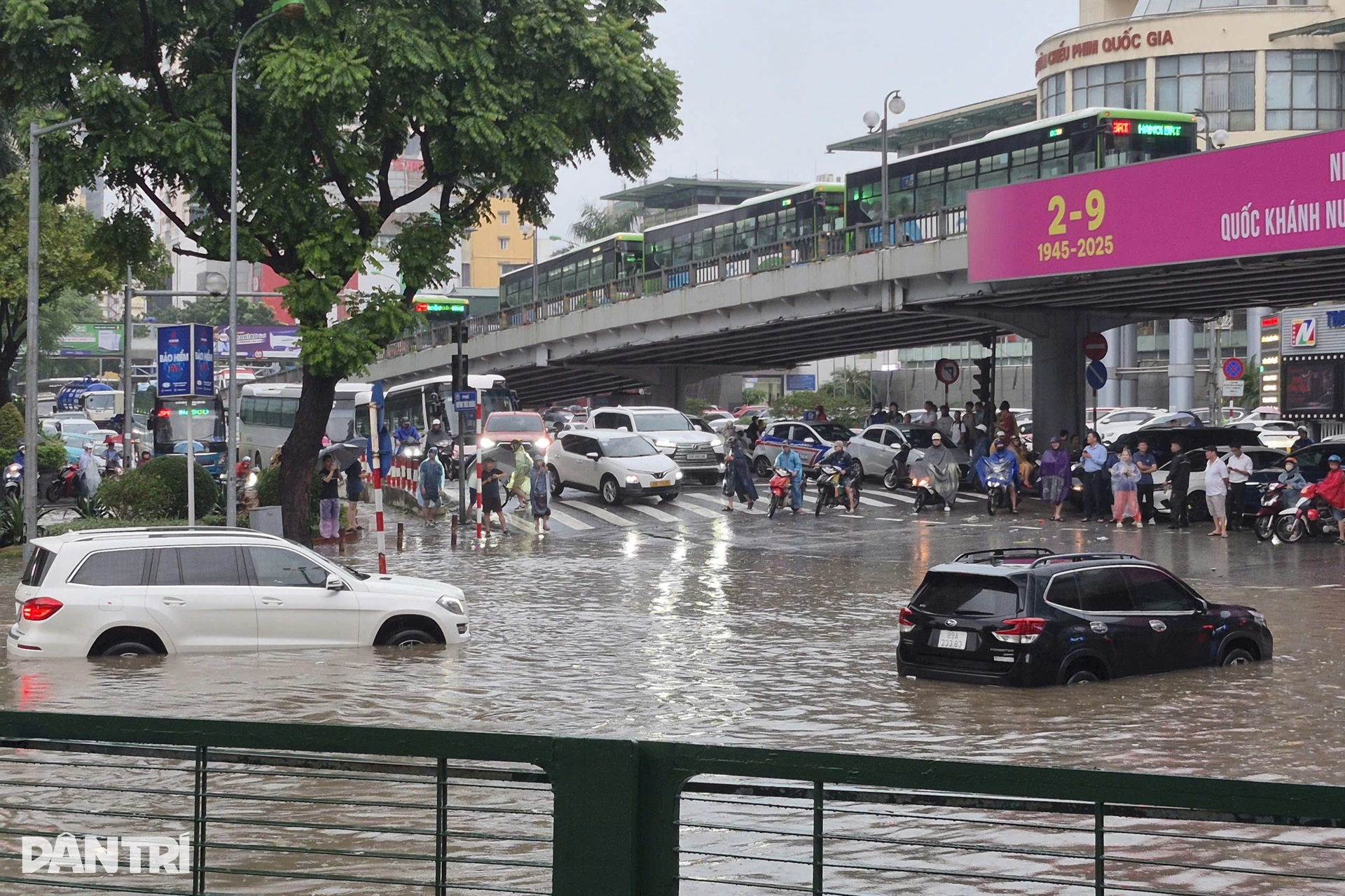 Hàng loạt xe sang bơi trong biển nước ngập ở Hà Nội - 12 Hàng loạt xe sang bơi trong biển nước ngập ở Hà Nội - 12