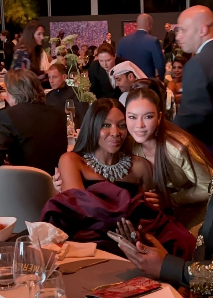 Lý Nhã Kỳ và Naomi Campbell có mối quan hệ thân thiết.