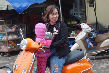 Thời tiết chuyển lạnh đột ngột, người Hà Nội mặc áo rét giữa mùa hè