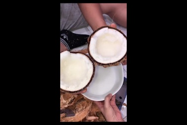 Mua dừa sáp về ăn, cô gái "trúng con ngoe nguẩy" ai cũng thấy sợ