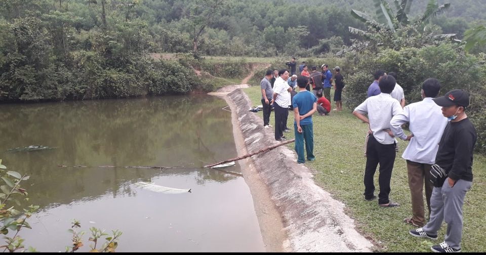 Trượt chân rơi xuống hồ nước, 2 cháu nhỏ tử vong - 1 Trượt chân rơi xuống hồ nước, 2 cháu nhỏ tử vong - 1