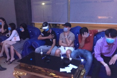 Bị bắt quả tang "bay lắc" trong quán karaoke vì... bật nhạc to