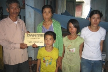 Trao quà cho người đàn bà “khổ hơn chị Dậu”