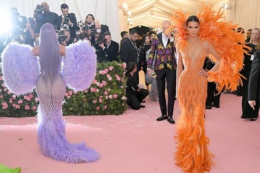 Hai em cô Kim sexy trên thảm đỏ Met gala