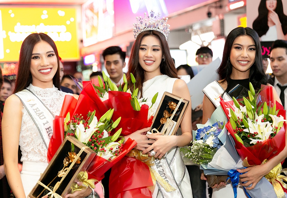 Hoa hậu Hoàn vũ Việt Nam Khánh Vân khóc khi được người hâm mộ chào đón - 3 Hoa hậu Hoàn vũ Việt Nam Khánh Vân khóc khi được người hâm mộ chào đón - 3