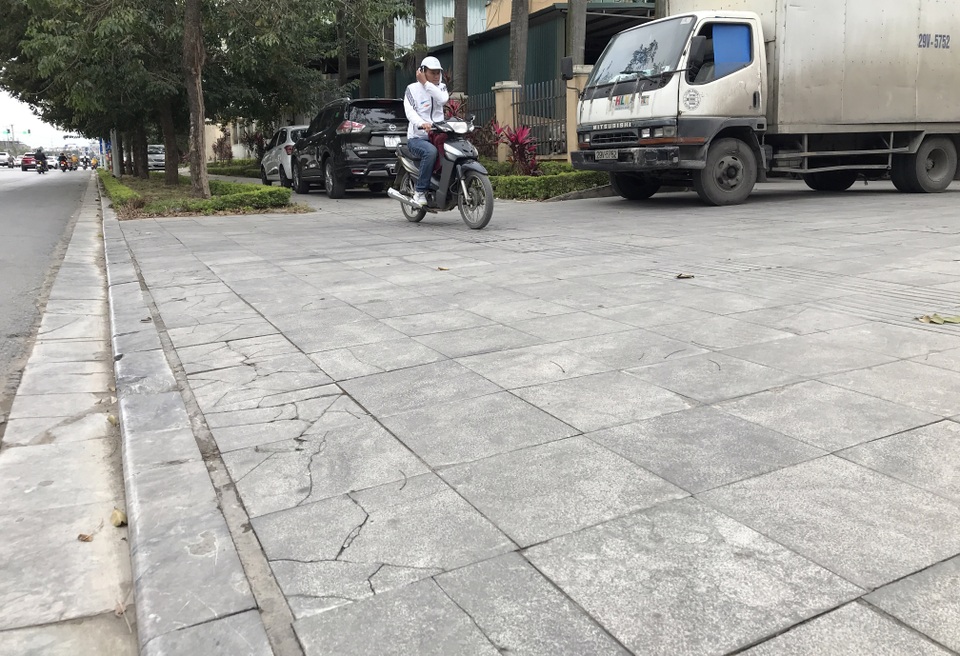 Cận cảnh vỉa hè lát đá bền trăm năm ở Hà Nội vỡ vụn, bong tróc - 7 Cận cảnh vỉa hè lát đá bền trăm năm ở Hà Nội vỡ vụn, bong tróc - 7