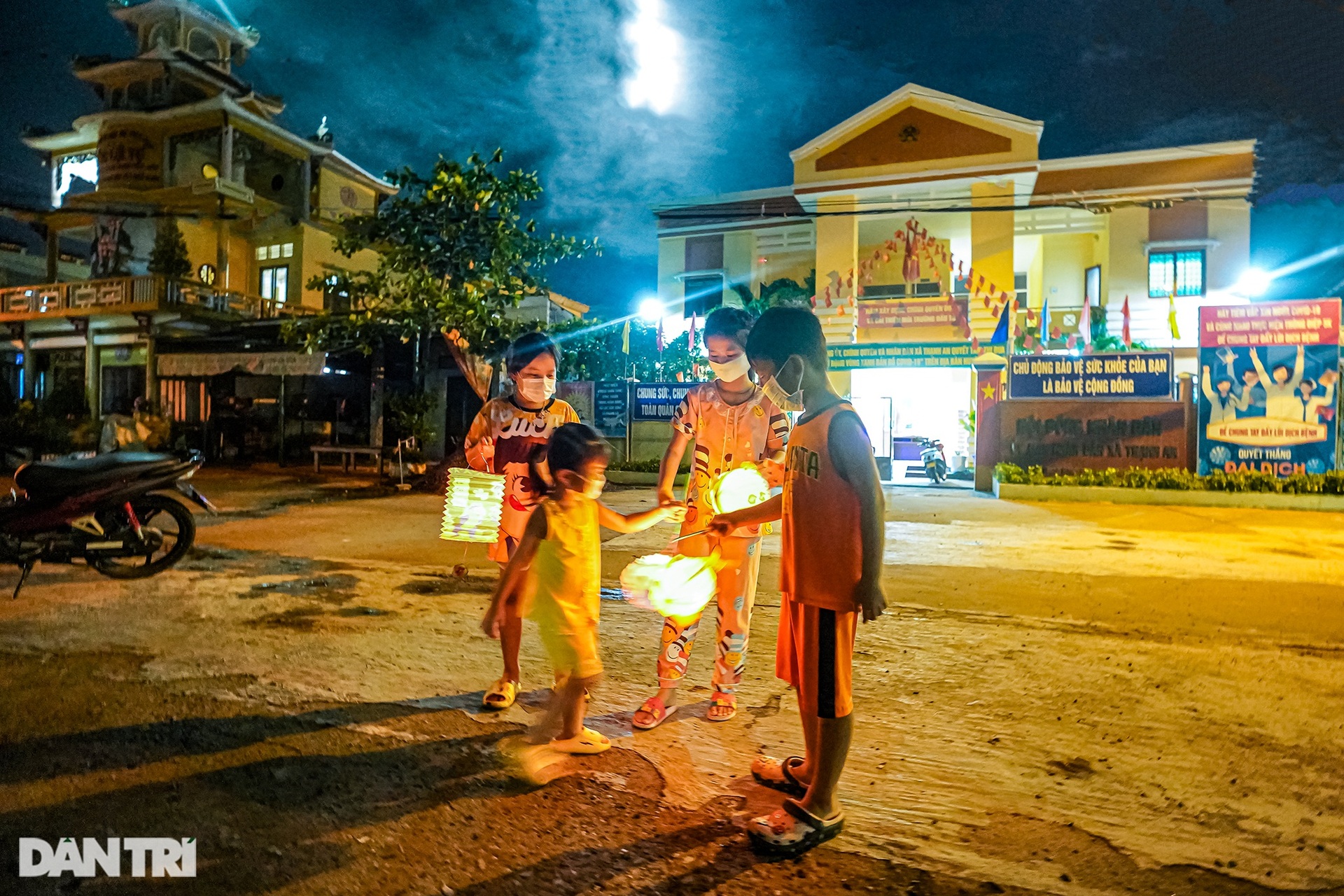 Trẻ em xã đảo vùng xanh ở TPHCM chơi lồng đèn làm bằng vỏ lon, hộp sữa - 1 Trẻ em xã đảo vùng xanh ở TPHCM chơi lồng đèn làm bằng vỏ lon, hộp sữa - 1