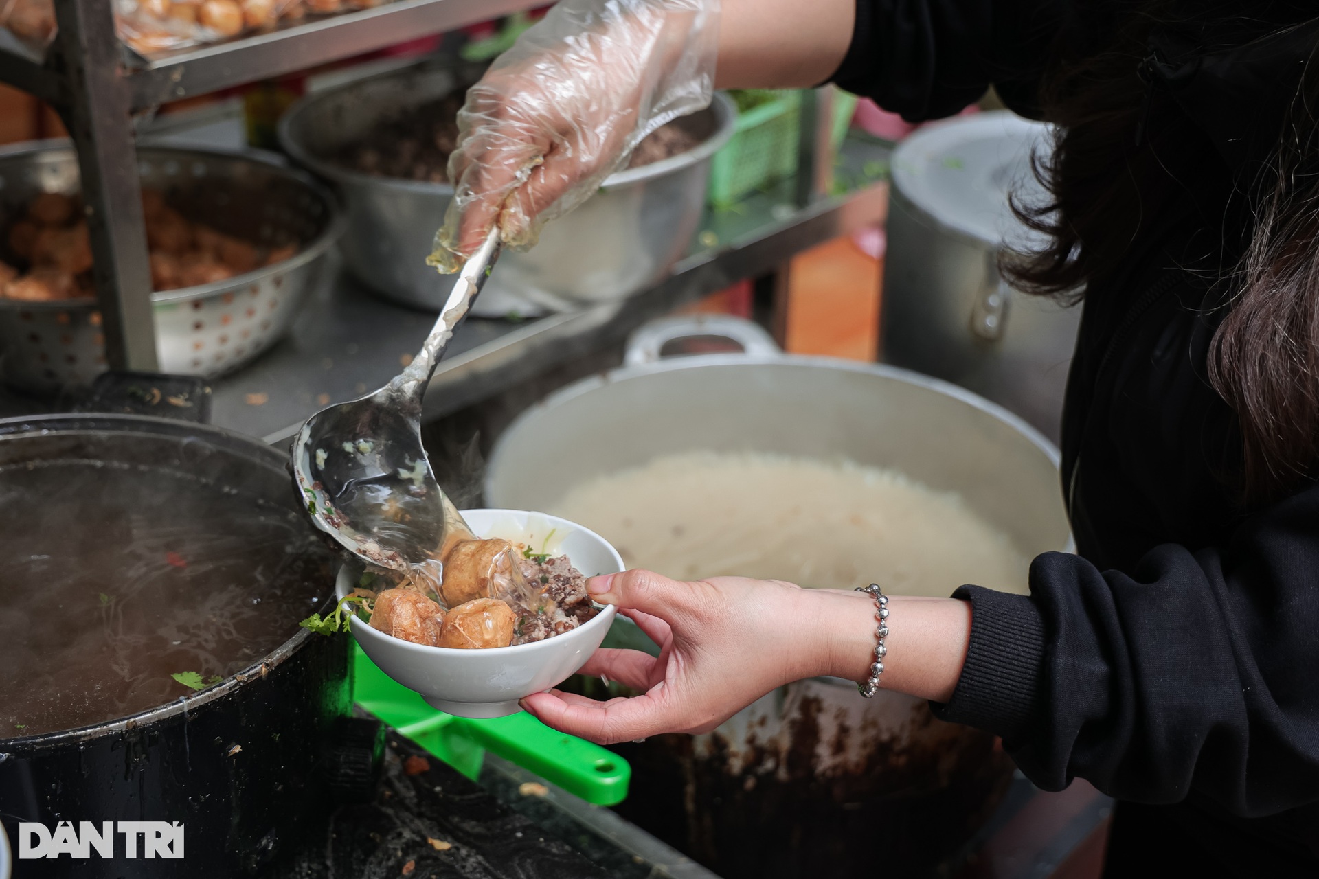 Hà Nội: Quán bánh đúc khiến khách Tây quay lại ăn nhiều lần không chán - 3