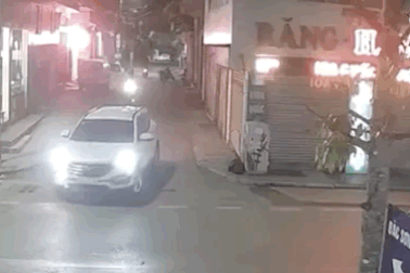 Không quan sát, thanh niên lao xe máy găm bánh vào ôtô