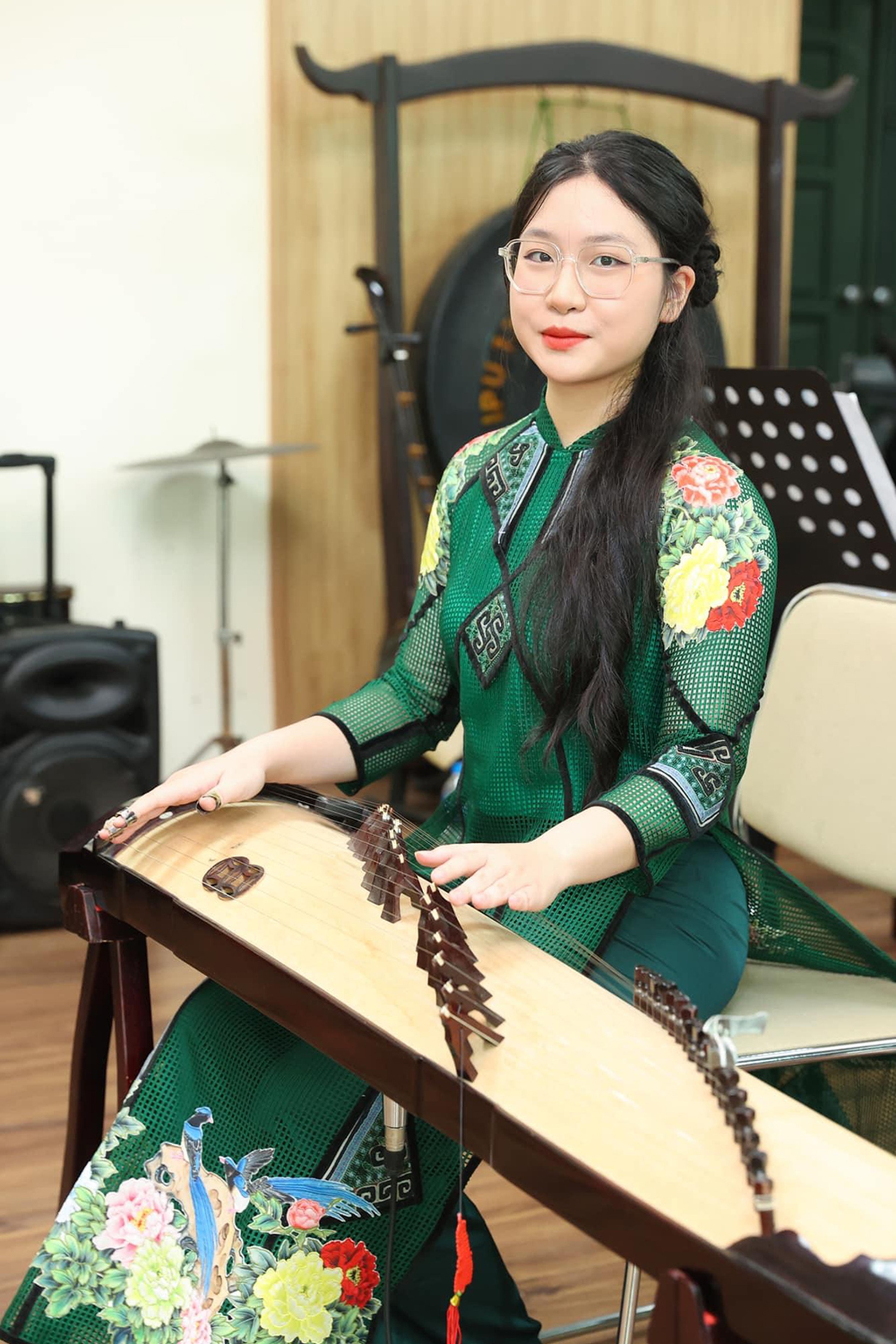 Vẻ xinh đẹp, cá tính của ái nữ nhà Chiều Xuân, Võ Hoài Nam và Trọng Tấn - 11 Vẻ xinh đẹp, cá tính của ái nữ nhà Chiều Xuân, Võ Hoài Nam và Trọng Tấn - 11