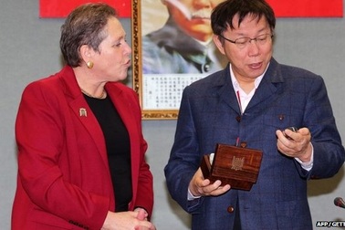 Bộ trưởng Anh xin lỗi vì tặng đồng hồ cho Thị trưởng Đài Loan