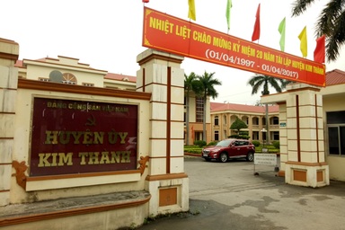 Người nhà Bí thư, Phó Bí thư huyện cùng làm quan: Chuyện bình thường!