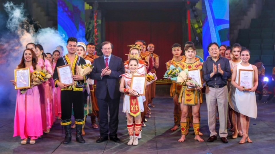 Sắc sen giành giải Nhất cuộc thi Tài năng Xiếc toàn quốc 2021 - 1 Sắc sen giành giải Nhất cuộc thi Tài năng Xiếc toàn quốc 2021 - 1