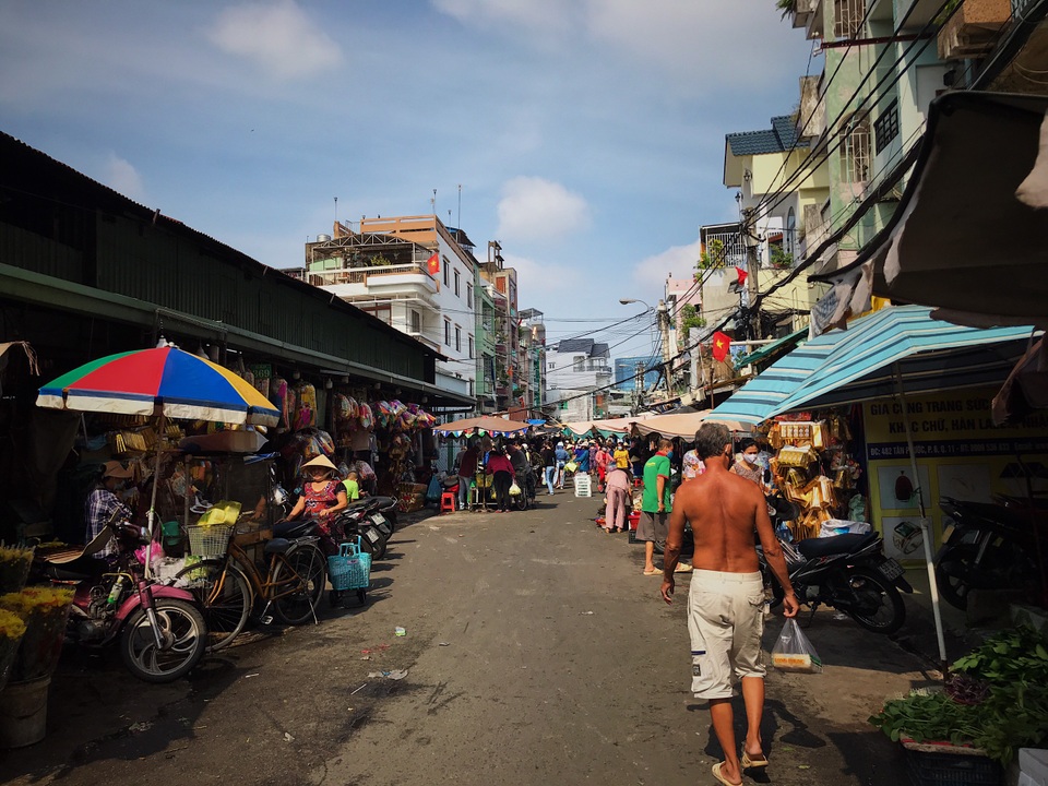 Tiểu thương than trời vì ế vàng mã, heo, vịt trong ngày Rằm tháng 7 - 3 Tiểu thương than trời vì ế vàng mã, heo, vịt trong ngày Rằm tháng 7 - 3