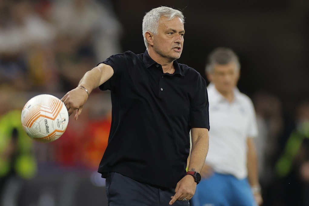 Vung hàng núi tiền, đại gia Saudi Arabia vẫn nếm trái đắng từ Mourinho - 2 Vung hàng núi tiền, đại gia Saudi Arabia vẫn nếm trái đắng từ Mourinho - 2