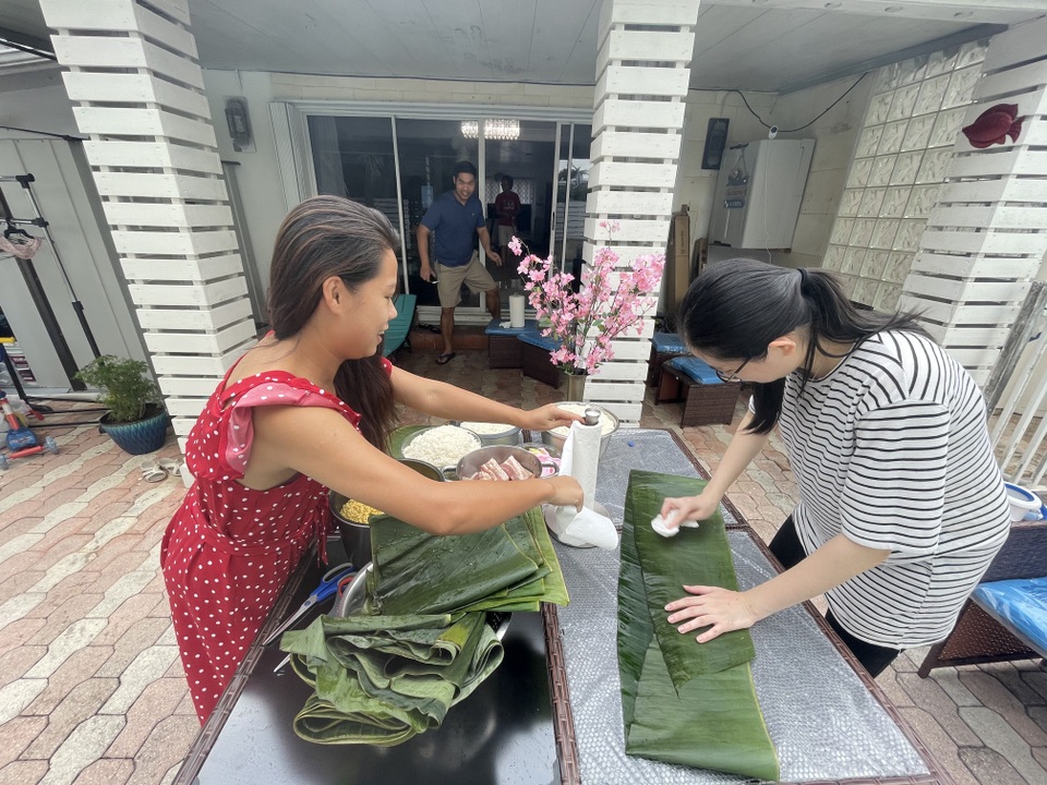 Người Việt ở Mỹ gói bánh chưng đón Tết giữa thời dịch Covid-19 - 2 Người Việt ở Mỹ gói bánh chưng đón Tết giữa thời dịch Covid-19 - 2
