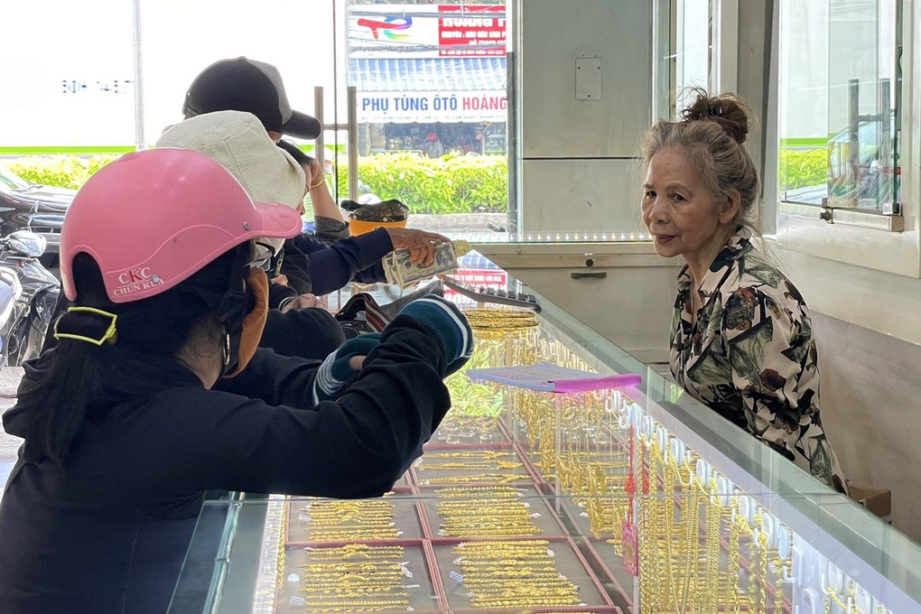 Bảo vệ ở tiệm vàng bị cướp: Hai đối tượng dí súng uy hiếp tôi - 3 Bảo vệ ở tiệm vàng bị cướp: Hai đối tượng dí súng uy hiếp tôi - 3