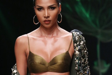 Minh Triệu khoe nội y trên sàn catwalk