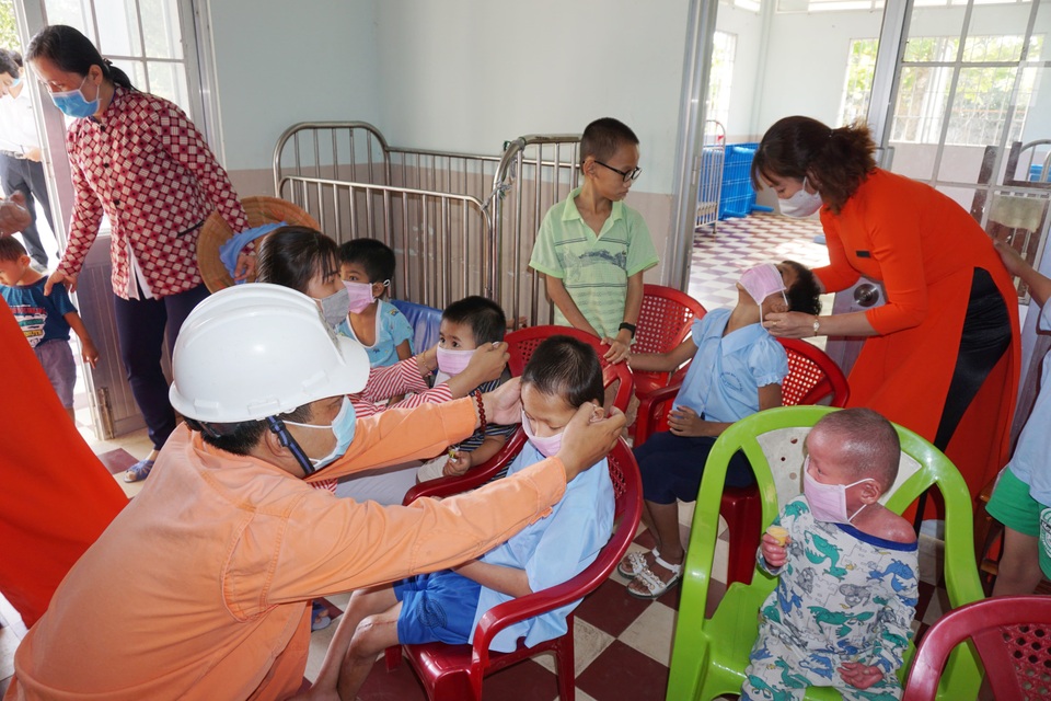 Ngành điện miền Nam triển khai nhiều biện pháp phòng ngừa dịch do nCoV - 13 Ngành điện miền Nam triển khai nhiều biện pháp phòng ngừa dịch do nCoV - 13