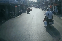 "Đứng tim" với tình huống ô tô lao vào trẻ nhỏ chạy sang đường