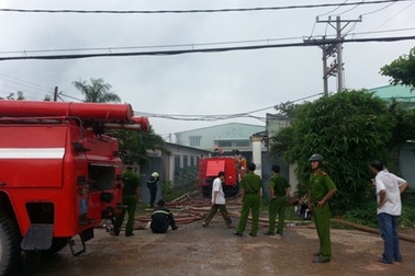 Xưởng nhựa bốc cháy dữ dội vào sáng sớm