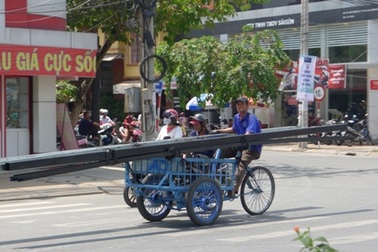 Ẩn họa giao thông “kềnh càng” trên đường