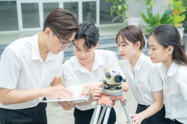 Sinh viên tố khổ vì bị yêu cầu mua 3 bộ đồng phục mất 1 triệu đồng