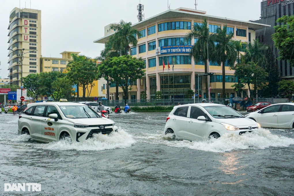 Đà Nẵng mưa ngập sâu từ nhà ra đường phố - 4 Đà Nẵng mưa ngập sâu từ nhà ra đường phố - 4