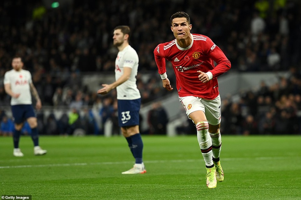 C.Ronaldo lập hàng loạt cột mốc ấn tượng khi giúp Man Utd chiến thắng - 2 C.Ronaldo lập hàng loạt cột mốc ấn tượng khi giúp Man Utd chiến thắng - 2