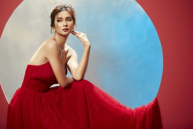 Kim Tuyến khoe lưng trần đầy ma mị dưới ánh trăng