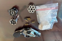 Công an thu giữ khẩu súng đã lắp sẵn đạn tại nhà tội phạm ma túy